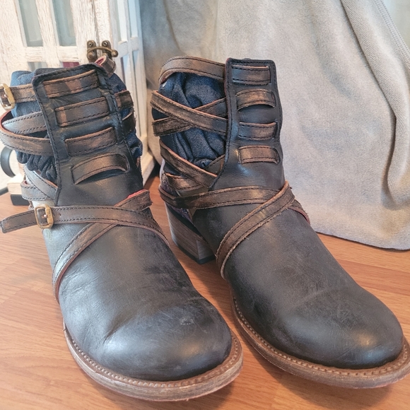 STAIR NAVY MULTI SZ 8 FREEBIRD BY STEVENLeather Ankle Boots with Straps & Buckle - Picture 2 of 4